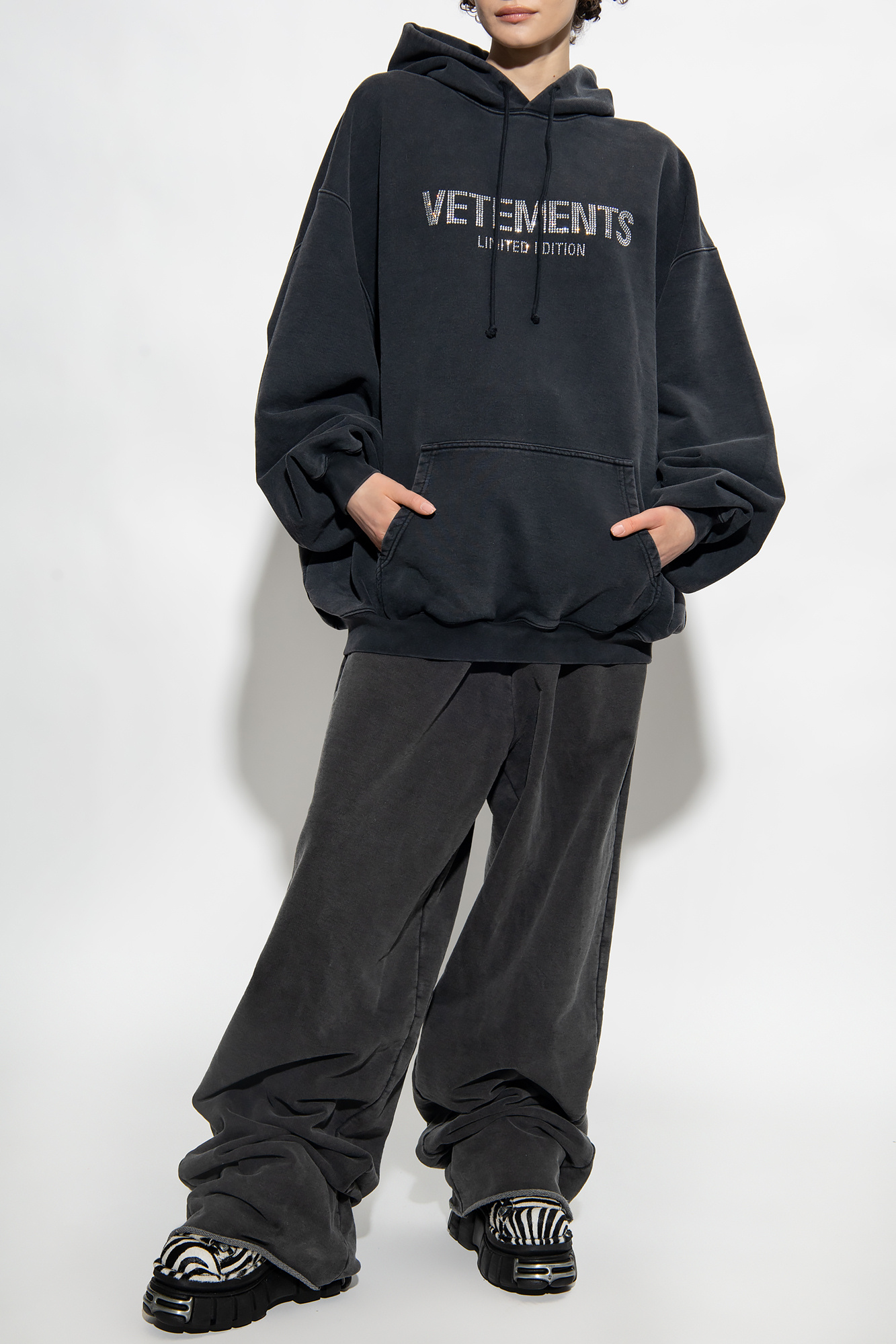 Grey Sweatpants with logo VETEMENTS - logo-patch shorts